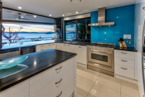 Edge 2 Ocean Front Luxury 3 Bedroom Split Level Spacious With Sofa Bed + Buggy - Australia Accommodation 3
