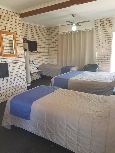 Emerald Tower Motor Inn - Australia Accommodation 3