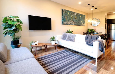 EROS City Fringe - Wifi, Wine, Netflix, Pets OK And Park Views! - Australia Accommodation 1
