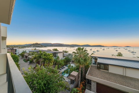 Executive On Whisper Bay - Cannonvale - Australia Accommodation 2