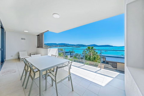 Executive On Whisper Bay - Cannonvale - Australia Accommodation 1