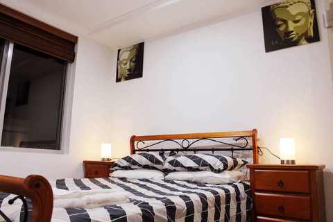 Executively Styled 2 Bed, 2 Bath, Perfect Location - Australia Accommodation 3