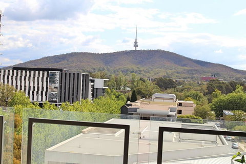 Executively Styled 2 Bed, 2 Bath, Perfect Location - Australia Accommodation 1