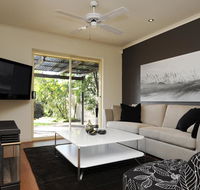Feathers Serviced Townhouse - Australia Accommodation