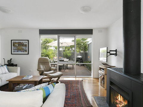 Front Beach Shack - Renovated House In A Quiet Location - Australia Accommodation 3