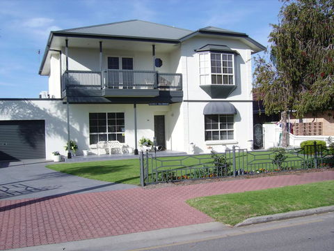 Glenelg Sea-Breeze - Australia Accommodation 3