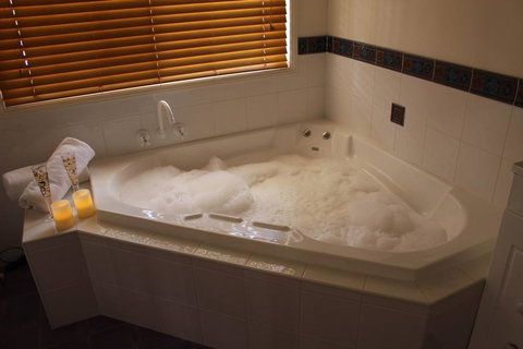 Granite Gardens Cottages & Lake Retreat - Australia Accommodation 2