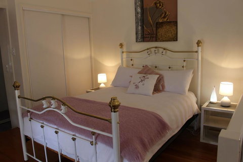 Granite Gardens Cottages & Lake Retreat - Australia Accommodation 1