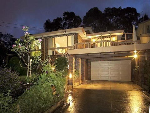 Great Views/Location 5 Bedrooms In Glen Waverley - Australia Accommodation 0