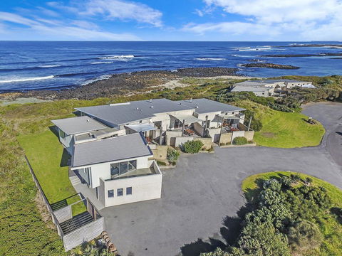 HEARN'S BEACHSIDE VILLA 2 - Australia Accommodation 0