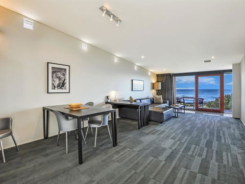HEARN'S BEACHSIDE VILLA 2 - Australia Accommodation 2