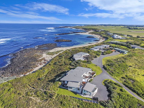 HEARN'S BEACHSIDE VILLA 2 - Australia Accommodation 3