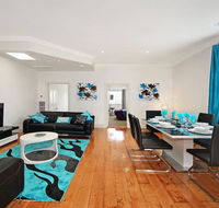 Hidden Gem in Cafe Strip Chadstone  King Bed - Australia Accommodation