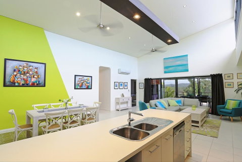 Hilltop Views - Cannonvale - Australia Accommodation 2