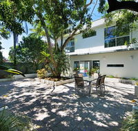 HOLIDAY HOME - 6 BEDROOMS CLOSE TO TOWN - Australia Accommodation