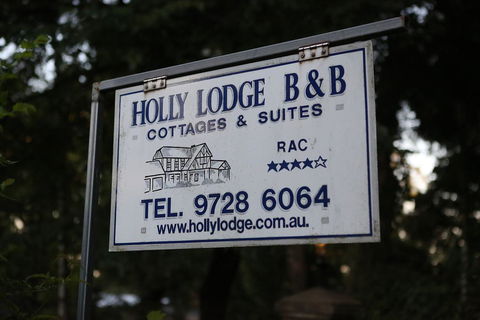 Holly Lodge - Australia Accommodation 1
