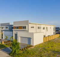 HomePlus -Fabulous Waterfront Dream Holiday House - Australia Accommodation