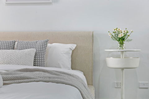KOZYGURU MASCOT WALK TO STATION MODERN DESIGNER 2 BED APT FREE PARKING NMA260-312 - Australia Accommodation 1