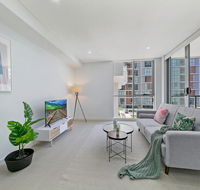 KOZYGURU MASCOT WALK TO STATION MODERN DESIGNER 2 BED APT FREE PARKING NMA260-312 - Australia Accommodation