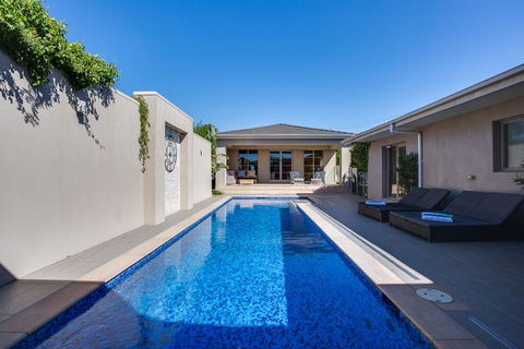 Kraimorie Large Family Beach House With Pool, Superb Water Views, Pool, And Games Room - Australia Accommodation 1