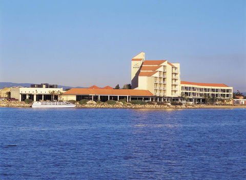 Lakes Hotel - Australia Accommodation 0