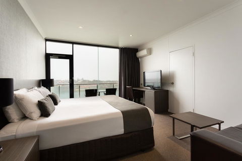 Lakes Hotel - Australia Accommodation 3