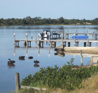 Lakes Waterfront Motel and Cottages with King Beds - Australia Accommodation