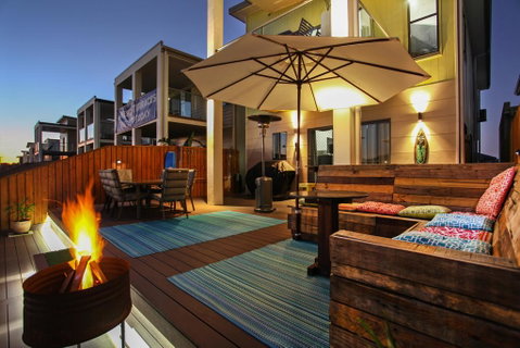 Lakeside Deck House - Australia Accommodation 2