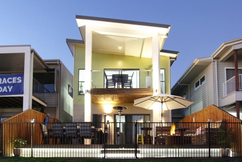 Lakeside Deck House - Australia Accommodation 3