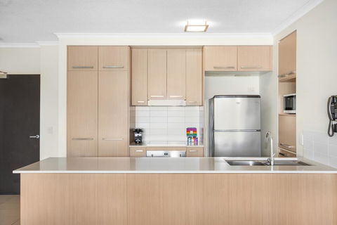 Lakeside Family Oasis With Pool, Gym And Balcony - Australia Accommodation 2