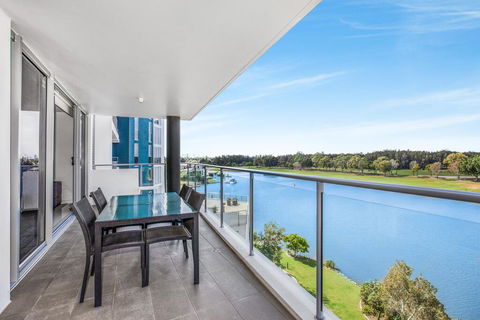 Lakeside Family Oasis With Pool, Gym And Balcony - Australia Accommodation 3