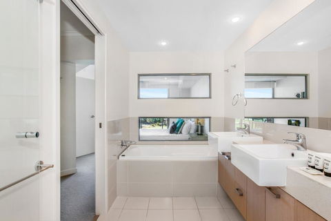 Lakeside Family Oasis With Pool, Gym And Balcony - Australia Accommodation 1