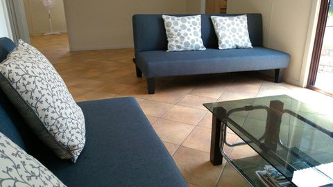 Large 6-Bedroom House With Wifi & Netflix Close To Singleton CBD Hunter Valley - Australia Accommodation 2