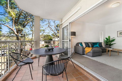 Large And Airy Unit In Quiet Riverside Suburb - Australia Accommodation 1
