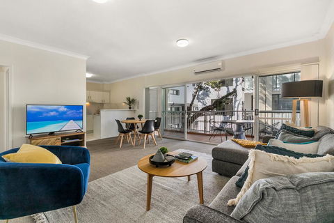 Large And Airy Unit In Quiet Riverside Suburb - Australia Accommodation 0