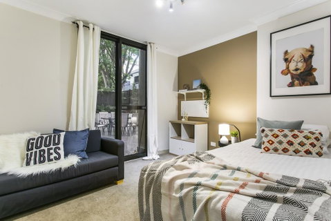Large Unit Amid Inner-city Greenery Close To CBD - Australia Accommodation 3