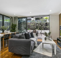 Large unit amid inner-city greenery close to CBD - Australia Accommodation