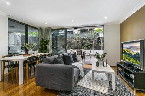 Large Unit Amid Inner-city Greenery Close To CBD - Australia Accommodation 0