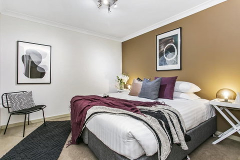 Large Unit Amid Inner-city Greenery Close To CBD - Australia Accommodation 1