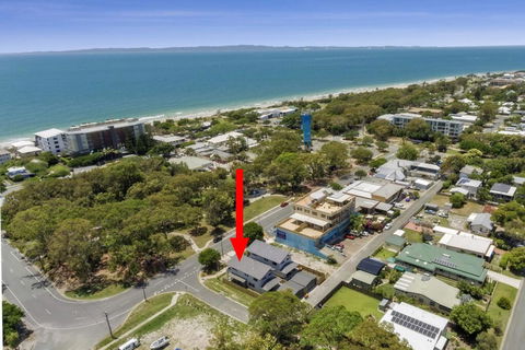 LAVISH BEACH HOUSE ON THE SURF SIDE! - Australia Accommodation 0