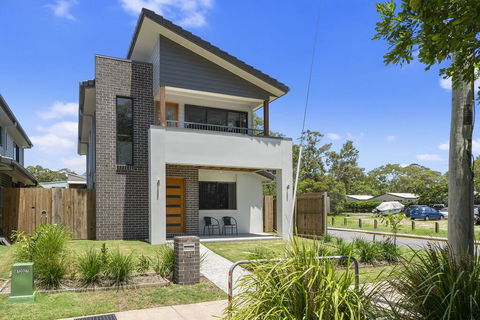 LAVISH BEACH HOUSE ON THE SURF SIDE! - Australia Accommodation 1