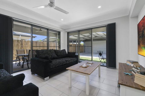 LAVISH BEACH HOUSE ON THE SURF SIDE! - Australia Accommodation 2