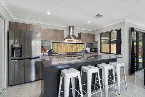 LAVISH BEACH HOUSE ON THE SURF SIDE! - Australia Accommodation 3