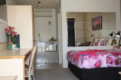 Leagues Motel - Australia Accommodation 2