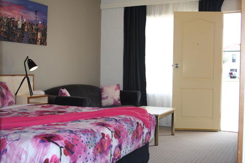 Leagues Motel - Australia Accommodation 0
