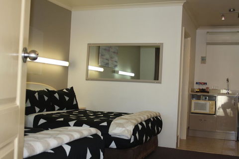 Leagues Motel - Australia Accommodation 3