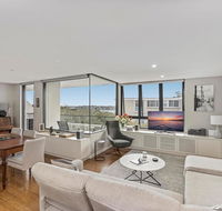 Light filled apartment with sweeping harbour views - Australia Accommodation