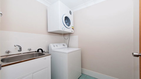 Luskin Lodge, Unit 15/29 Weatherly Close - Australia Accommodation 2