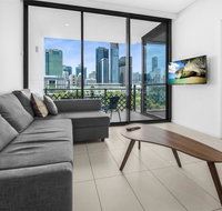 Luxe Apartment with Balcony and Pool Near Galleries - Australia Accommodation
