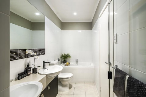 LUXURY Davcorp Executive Rentals - Free Wifi Wine Netflix And Parking In Brompton - Australia Accommodation 1